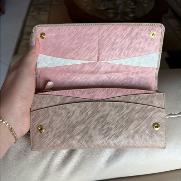 Beautiful Prada long Saffiano wallet - Picture 3 of 7